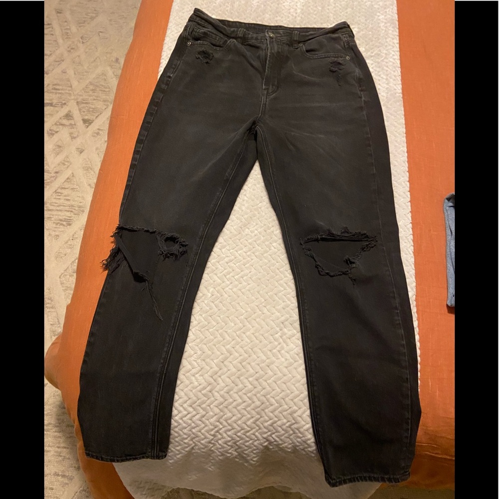American Eagle distressed mom jean